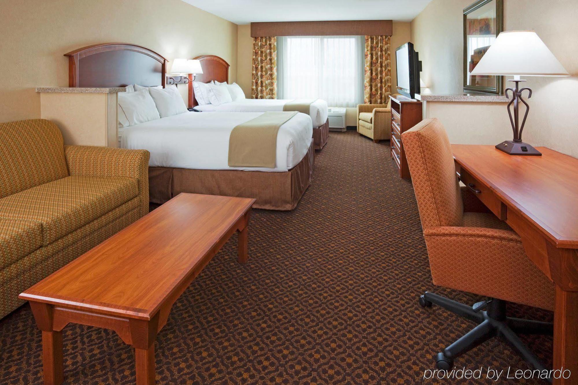 Holiday Inn Express & Suites Mitchell, An Ihg Hotel Стая снимка